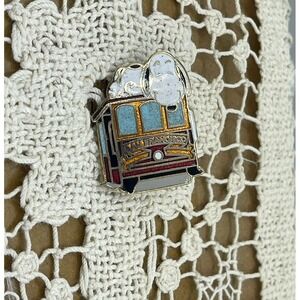Vtg Aviva Quantasia Peanuts Snoopy San Francisco Cable Car Trolley Lapel Tie Pin